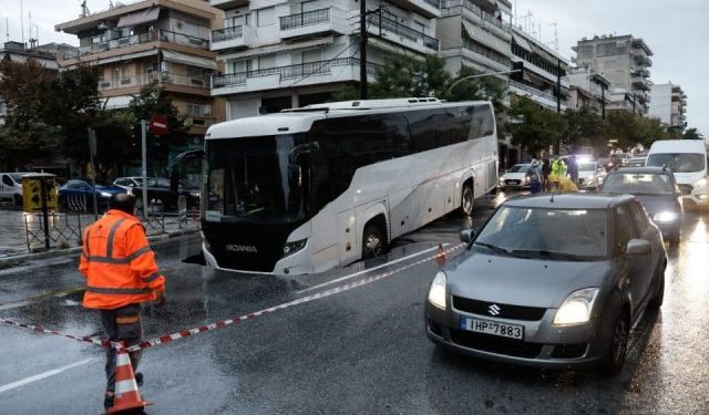FOTO-LAJM/Hapet papritur gropa në mes të rrugës në Selanik, “përpin” autobusin me pasagjerë