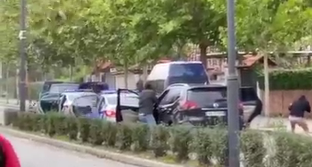 Dy fuoristrada breshëri ndaj policisë”, skena që frikësoi qytetarët (FOTOT)