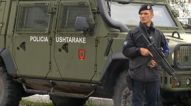 Policia Ushtarake mbrojti Rinasin në kundërshtim me ligjin