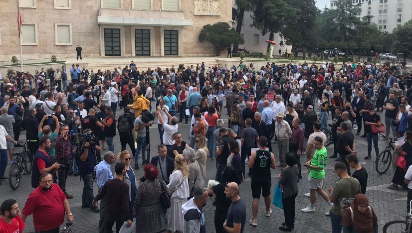 Rritja e çmimeve të bukës, karburanteve dhe energjisë elektrike/ Nis protesta e qytetarëve para Kryeministrisë