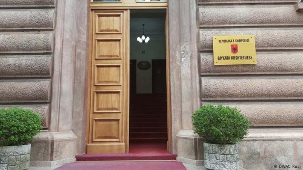 Gjykata Kushtetuese rrëzon kërkesat e “Unionit të Noterëve”