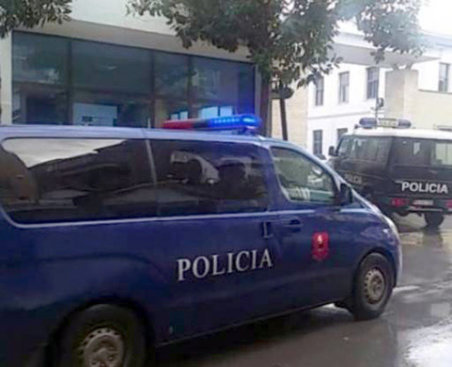 Qëllohet me armë zjarri te shkolla “Çajupi” në Tiranë, 4 persona përfundojnë në spital
