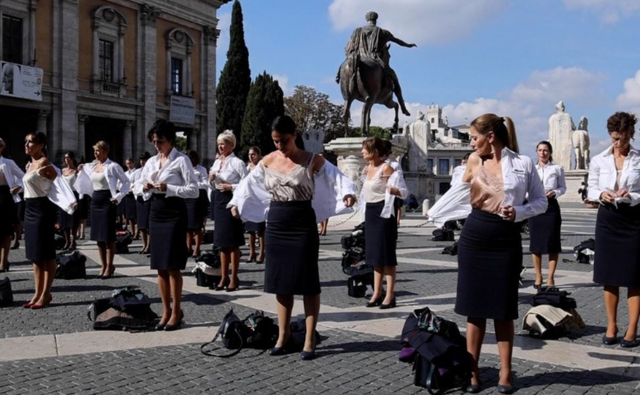 Stjuardesat e ‘“Alitalia” zhvishen në mes të sheshit (FOTO)