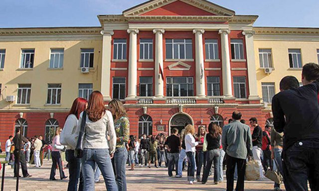 Viti i ri akademik nis me “policë” te dera/ Në auditorë vetëm studentët e vaksinuar dhe ata me test negativ