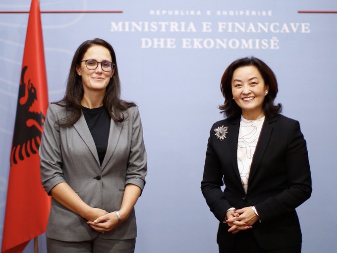 Ambasadorja e SHBA takon ministren e Financave: Mbështesim fiskalizimin! I bëjmë thirrje Shqipërisë për forcimin e masave kundër pastrimit të parave