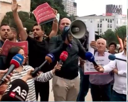 Florian Binaj shpalos pankartën: Nuk hamë të gjithë te Nusreti!