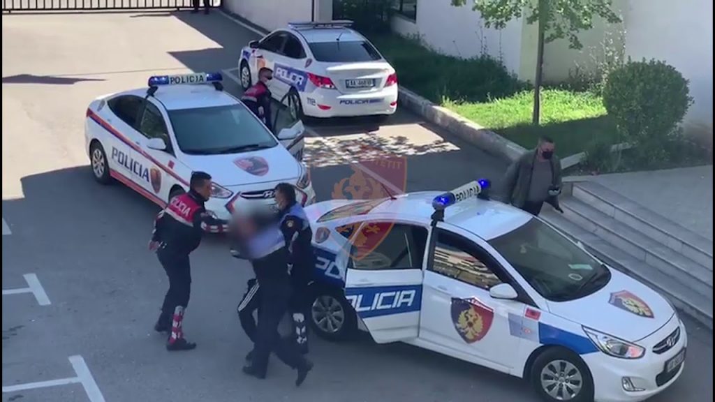 Qëlloi me armë  në drejtim të banesës,  44-vjeçari bie në prangat e policisë