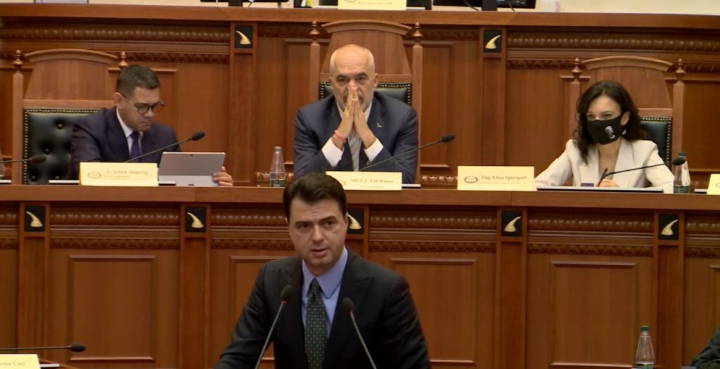Debatet e Bashës dhe Ramës në kuvend: Ti duhet të rilindësh, na dëgjo dhe ki besim. Nëse nisma për vettingun është shpëtimtare, do e votojmë!