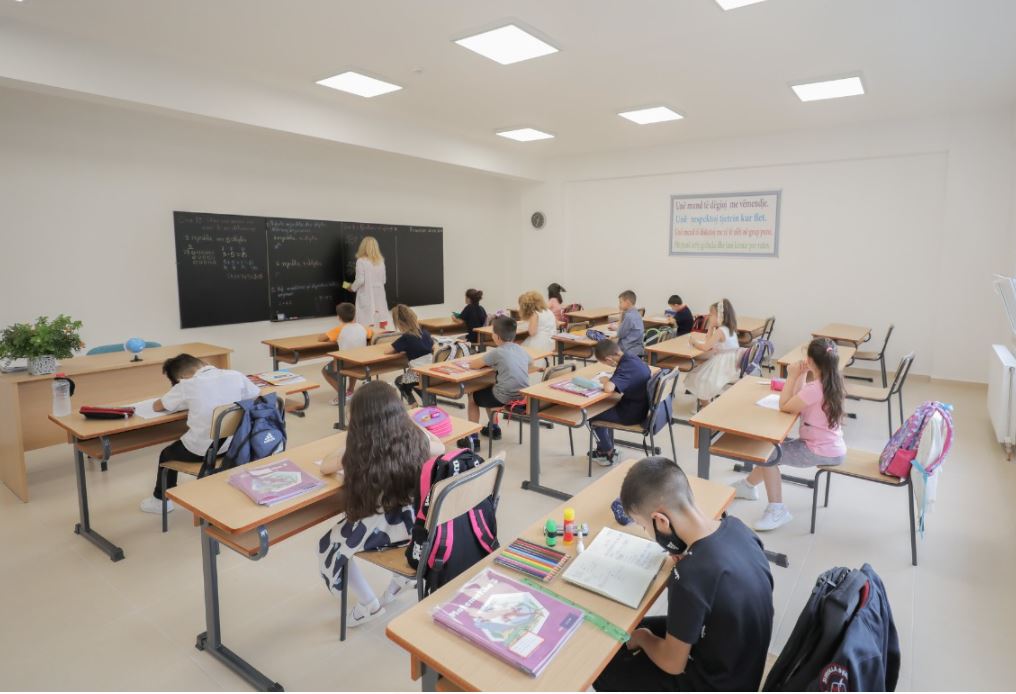 Brezi i arsimit pandemik në Shqipëri, ekspertët: Dëmet të pariparueshme me pasoja…