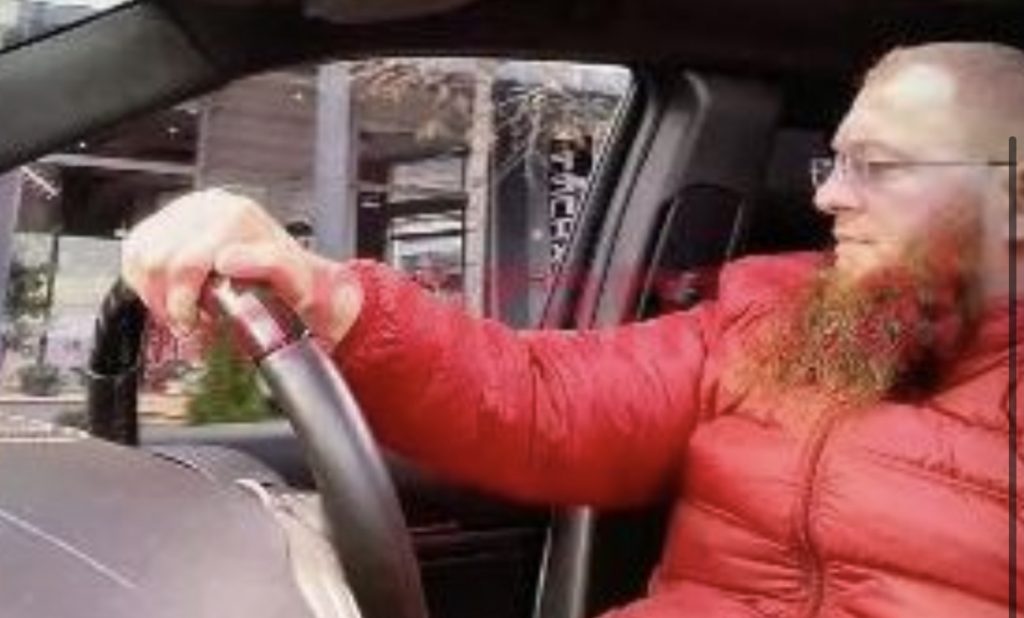 Klienti godet kamarierin, 50-vjeçari në vdekje klinike