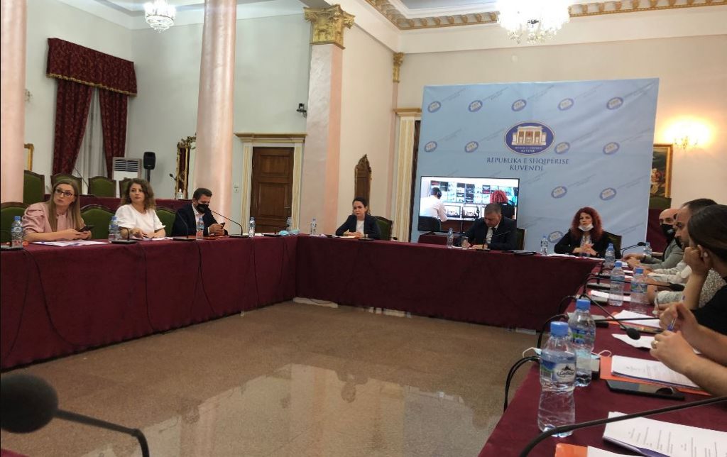 Gazetarëve u hapen “dyert” në Komisionet Parlamentare me kusht që tē jenë të vaksinuar ose me test PCR