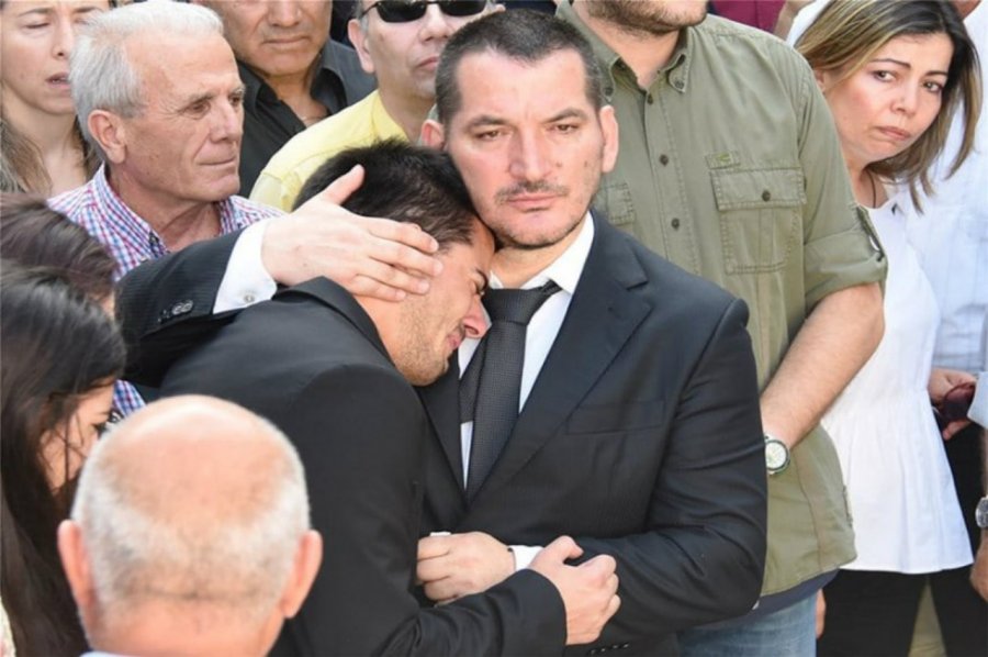 Pirro Dhima në Himarë për të varrosur nënën e tij, përsëri në zi, 3 vjet pas vdekjes së të shoqes