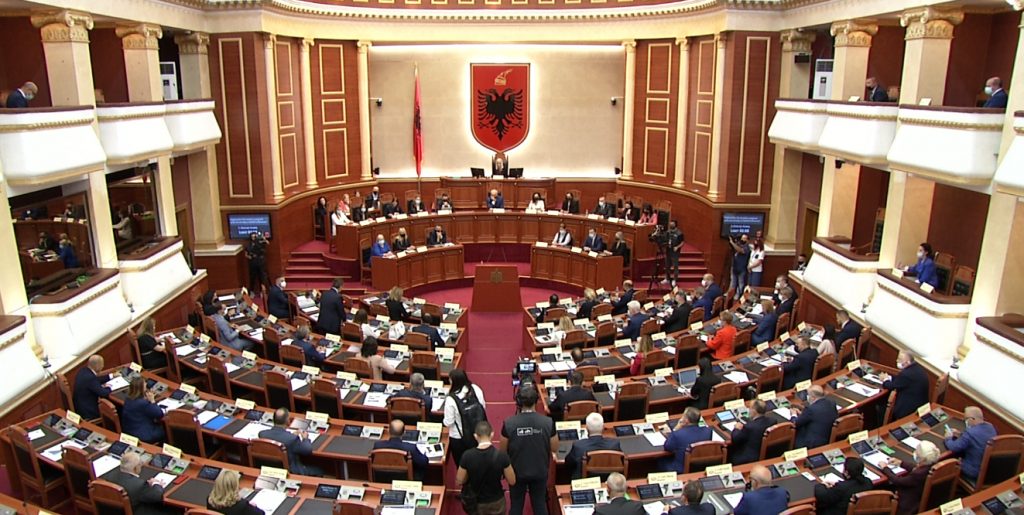 Sot në Kuvendi diskutohet  ngritja e komisioneve  hetimore për çështjen ‘Bechetti’ dhe vjedhja e  zgjedhjet e 25 prillit