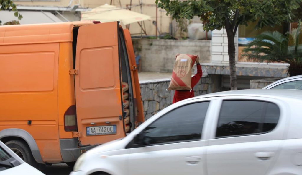 Deputetja Ina Zhupa takim me bizneset e vogla në Sarandë: Nisma për uljen e TVSH-së ndihmon qytetarët nga falimentimi