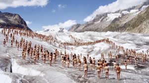 Qindra Nudistë pozojnë në një vepër arti në Detin e Vdekur