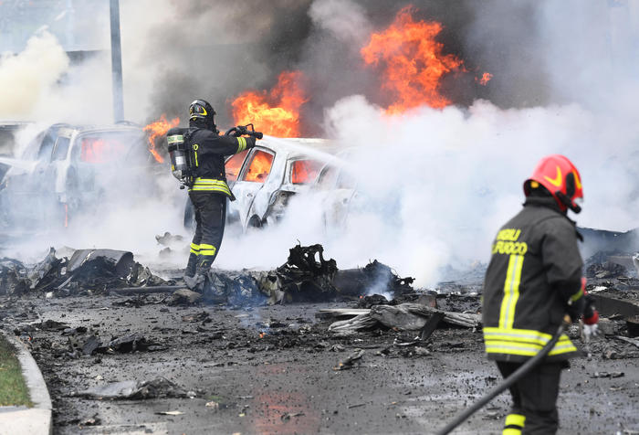E rëndë në Itali/ Avioni rrëzohet dhe shpërthen në flakë, humbin jetën 8 persona, mes tyre edhe një fëmijë