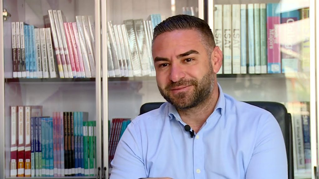Deputeti i PD: Berishën në Vlorë e shoqëruan ish-drejtorët që nuk dalin dot në qytet se u kërkojnë bakshishin që u kanë marrë njerëzve