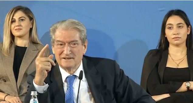 Sali Berisha “braktiset” nga drejtuesit e PD dhe deputetët në foltoren e Beratit, krah ish-kryeministrit vetëm “besnikët”