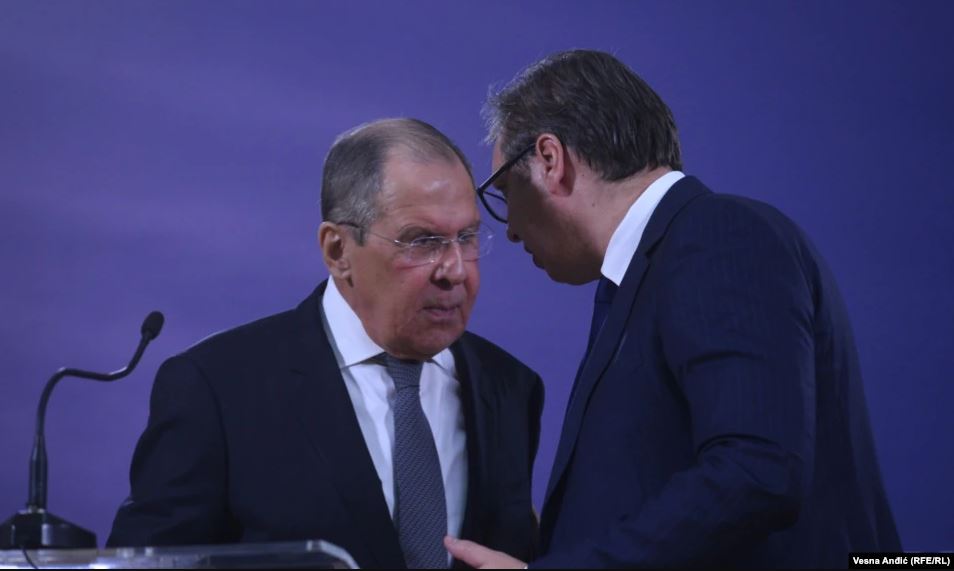 Lavrov në Beograd: Pranojmë çdo zgjidhje me Kosovën që i përshtatet Serbisë!