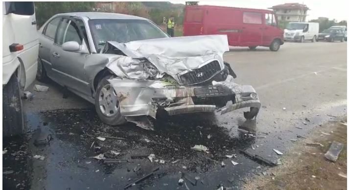 Berat, “Benz-i” me shpejtësi futet në parakalim të gabuar dhe përplas makinën e familjes, 4 anëtarët në luftë për jetën
