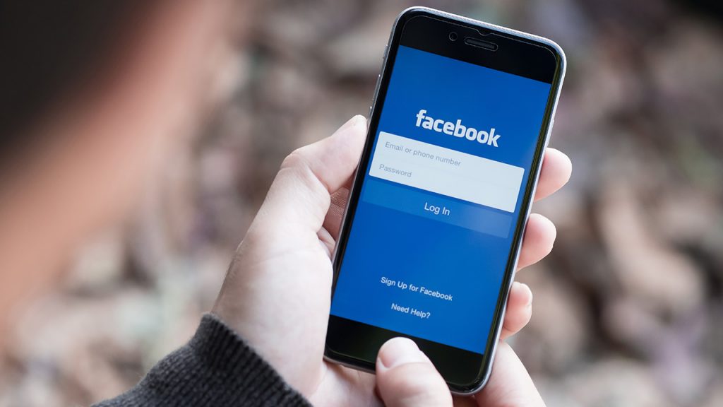 Probleme prej afro dy orësh/ Facebook reagon zyrtarisht përmes Twitter-it: Po punojmë të kthehemi në normalitet! Ju kërkojmë ndjesë për…