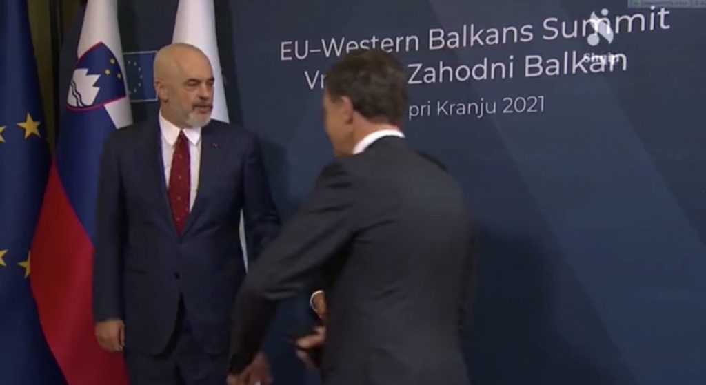“Hyr ti i pari, jo hyr ti i pari”! Rama dhe kryeministri hollandez e teprojnë me mirësjelljen