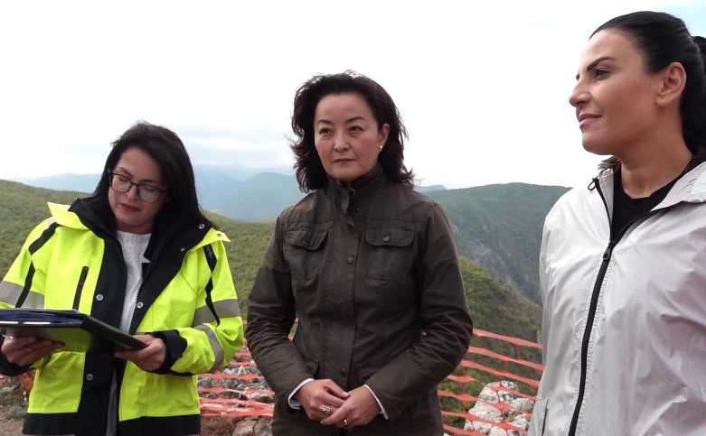 Hidrocentrali i Skavicës/ Ambasadorja amerikane Yuri Kim: Ne kemi 3 prioritete, demokracinë, mbrojtjen dhe biznesin