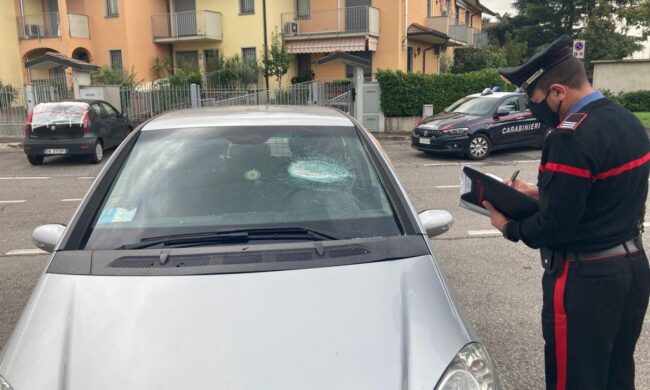 Shqiptari i dehur sulmon 6 makina të parkuara me shufër hekuri, banorët e alarmuar njoftojnë policinë