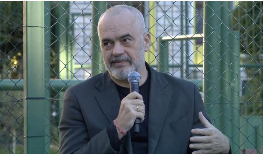 Edi Rama takim me nxënësit:Mësuesi nuk është më top futbolli që shqelmohet nga politika