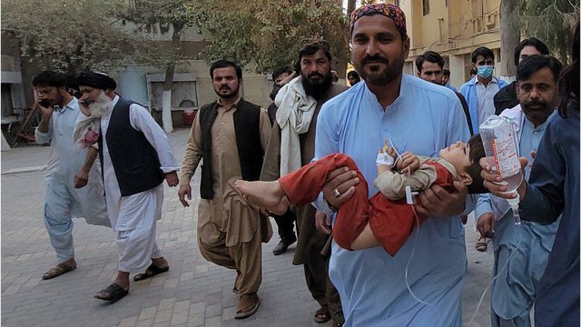Tërmeti vret të paktën 20 persona në Pakistan, mes tyre gra dhe fëmijë. Mbi 150 të plagosur