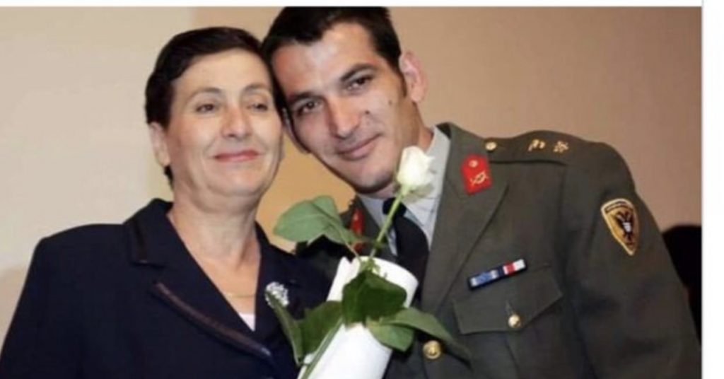 Pirro Dhima, mesazh të ndjerë për nënën: Në furrën ku punonte , duke hedhur njëzet thasë miell si të ishin pendë