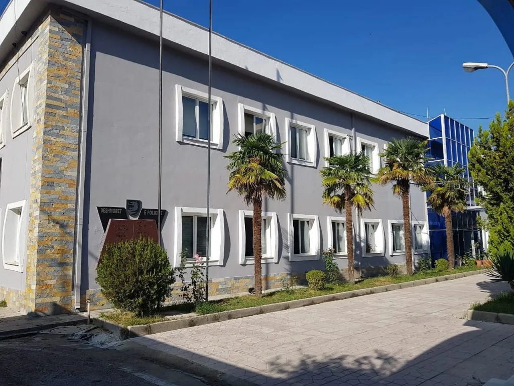 Vlorë,shkuan për të vjedhur, hajdutët plagosin me thikë babë e bir