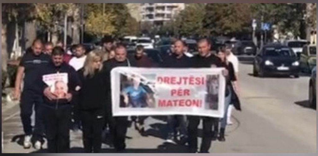 Familjarët e 8-vjeçarit largohen nga burgu i Vlorës e marshojnë drejt qendrës së qytetit