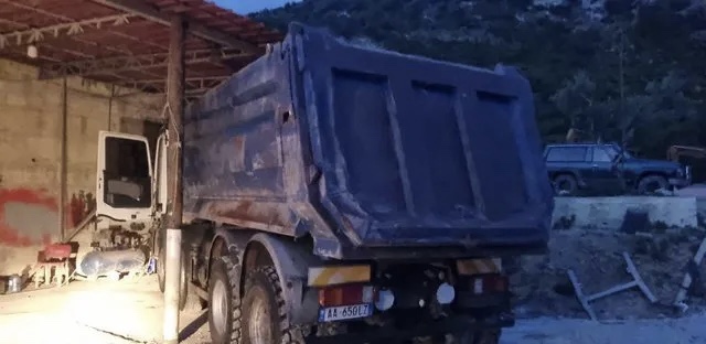 Shkarkonin inerte në bregdet, policia bllokon 10 kamionë në Vlorë
