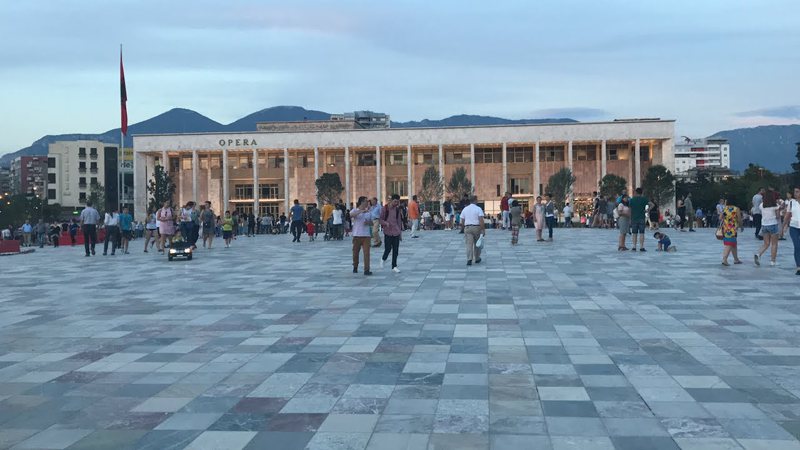 Algjeriani terror në Tiranë, i nxjerr thikën qytetarit dhe i merr portofolin