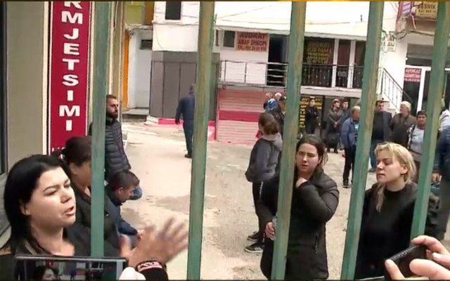 Nëna e Mateos zemërthyer pas humbjes së djalit: Të varet në mes të Fierit ai monstër, ta shohin të gjithë!