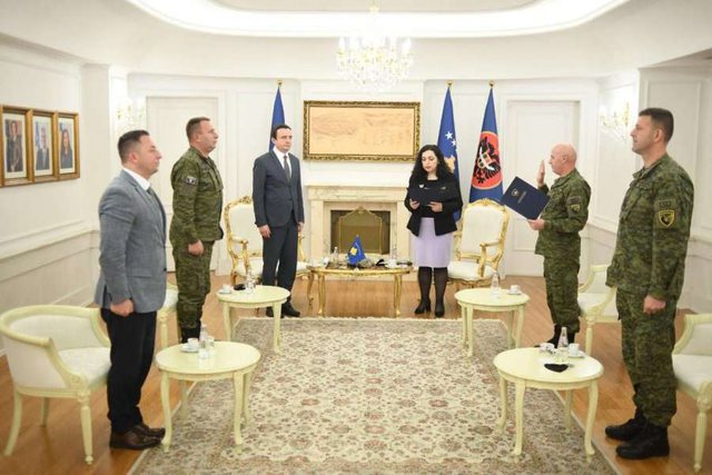 Vjosa Osmani ia beson trupat e ushtrisë së Kosovës, nipit të Adem Jasharit