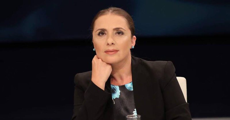 Mësojeni një polic se një gazetar një ditë do jetë aty për të treguar edhe historinë e tij!