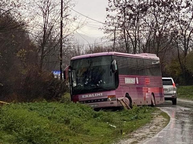 Vrasësi i doli përballë/ Jashtë rruge dhe vrima plumbash në xham, pamje nga autobusi i masakrës në Kosovë