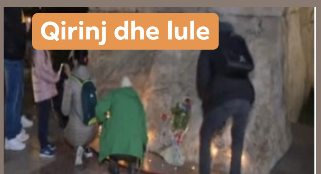 Qytetarët zhvillojnë homazhe në sheshin “Skënderbej” për 46 viktimat e aksidentit tragjik në Bullgari