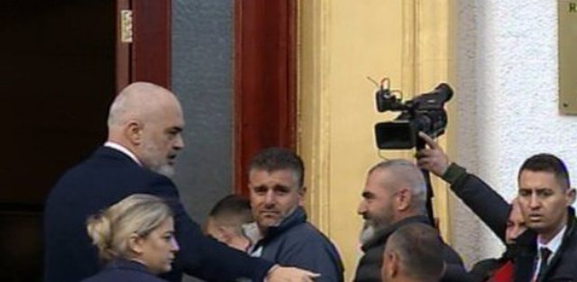 në rrugë nuk flitet’- Fermerët në protestë jashtë Kuvendit, Rama merr një përfaqësi të tyre për të biseduar: Edhe ai që ngriti dy gishtat të vijë