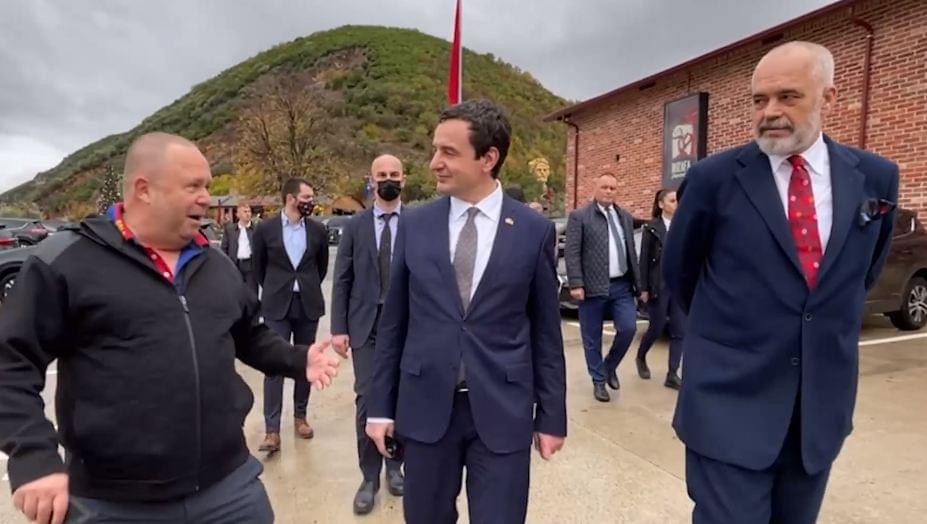 Parada e Albinit me Gjergj Lucën përçan Vetëvendosjen