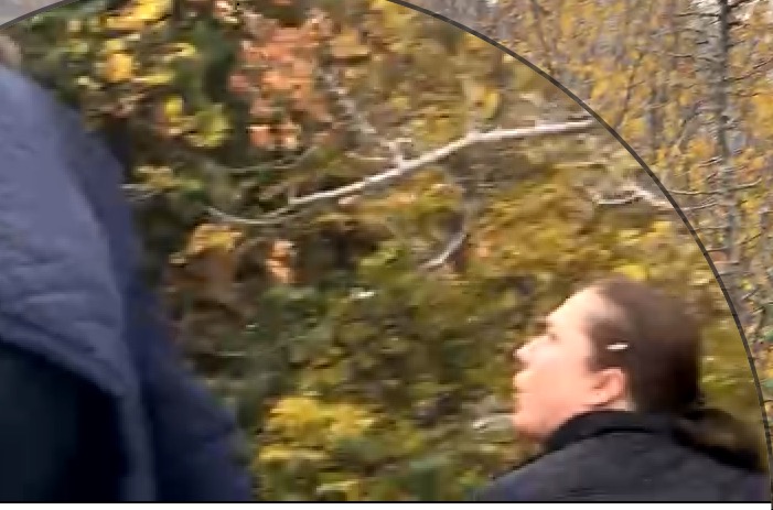Polici shtyn gazetaren e cila rrezikon të bjerë në greminë, ja momentet e tensionit