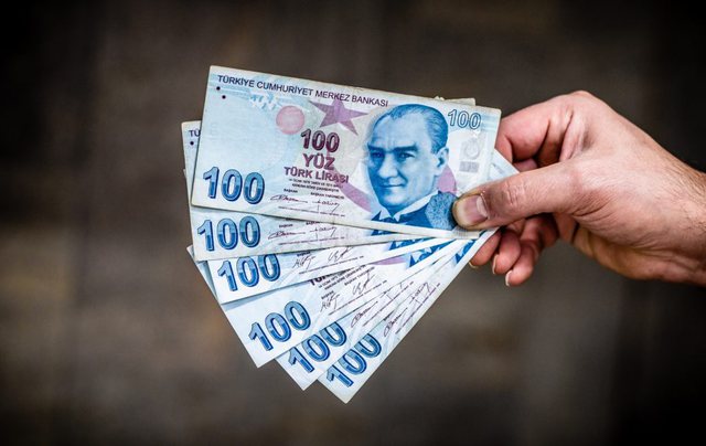Zhvlerësimi rekord i lirës tremb turqit: Po fundosemi!