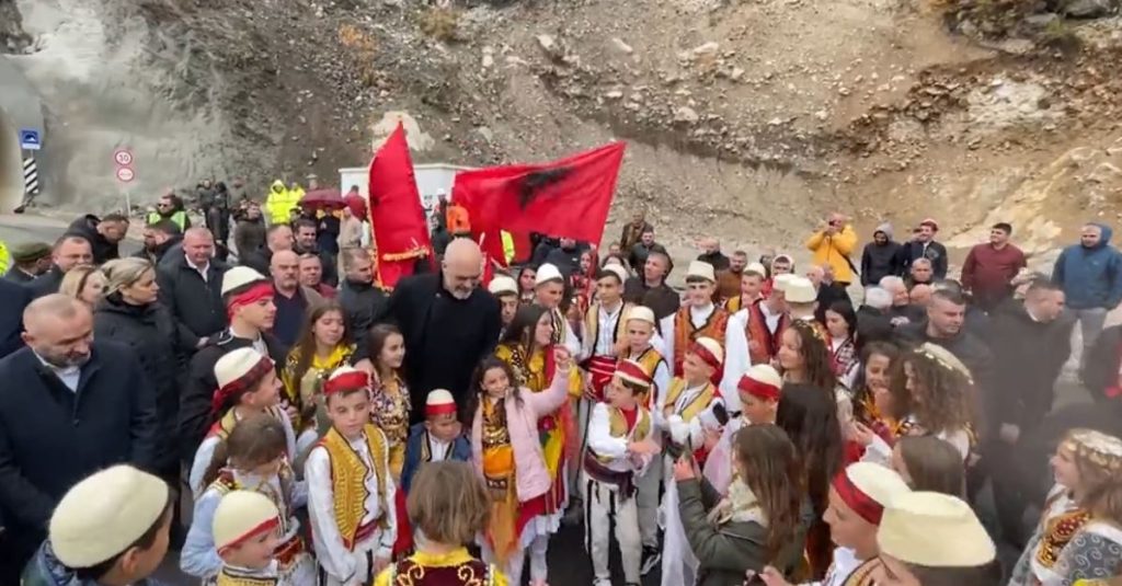 Mes valleve dhe daulleve Rama përuron hapjen e Rrugës së Arbrit pa tjalim
