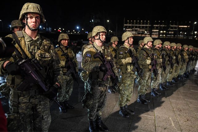 Kosova “tregon dhëmbët”, nxjerr në rrugë ushtrinë në ditën e Forcave të Mbrojtjes