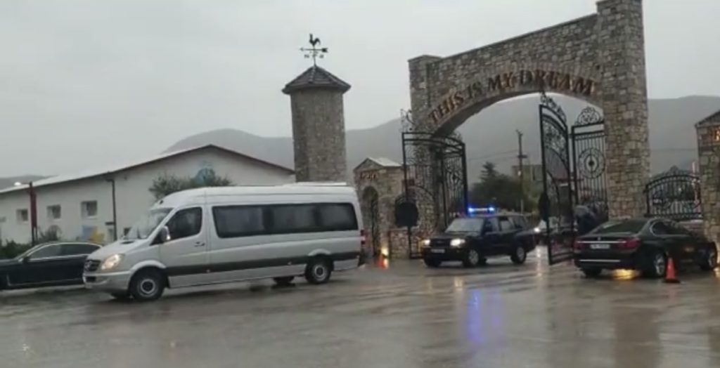 I quajti fermerët ‘barbonë’, Rama shpërblen Lucën e peshkut duke i çuar në resort dy qeveritë