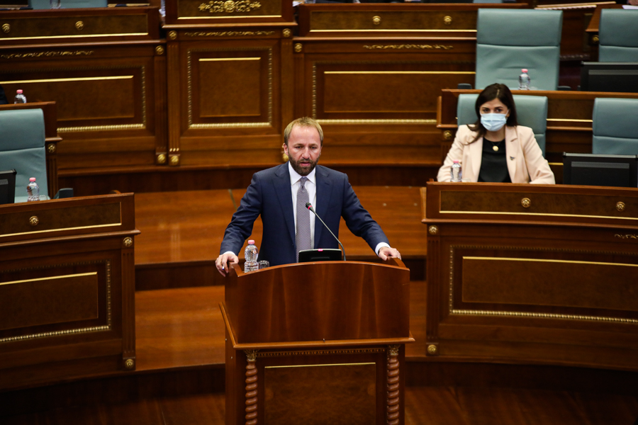 ​“Qeveria s’ka ndarë 70 milionë për Trepçën”, Tahiri e Murati përplasen në Kuvend