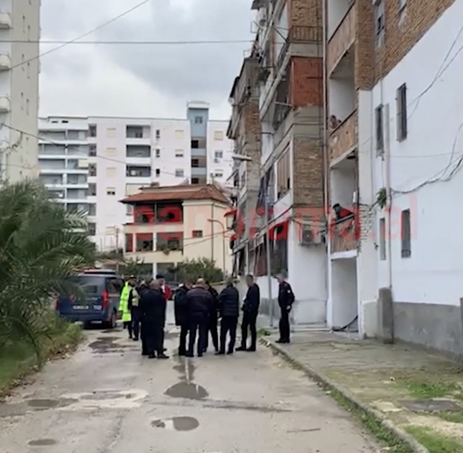 Tragjedia në Vlorë/ U hodh nga pallati, vdes nëna 35-vjeçare dhe fëmija 2-vjeç