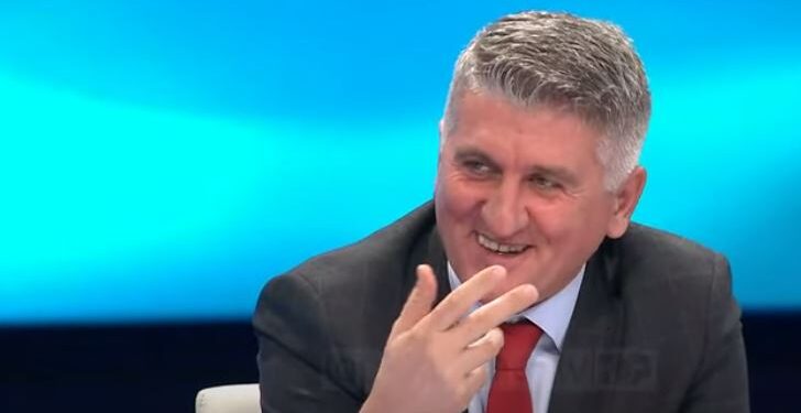 Ironizon Gjekmarkaj: Një kunjë për Andi Bushatin, vëllezërit Peka të Maxhunit, Çlirim Gjatën dhe Doktorin e Hysni Kapos Sali Berisha